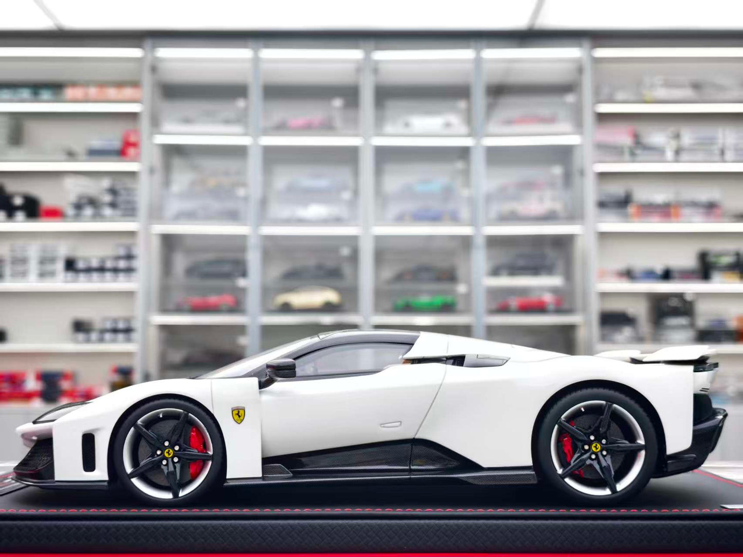 MR 1/18 Ferrari F80 Italian White FE045C