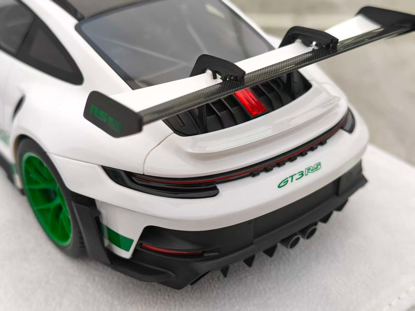 FuelMe 1/18 Porsche 992 GT3RS Carrera Green FM18010LM-03