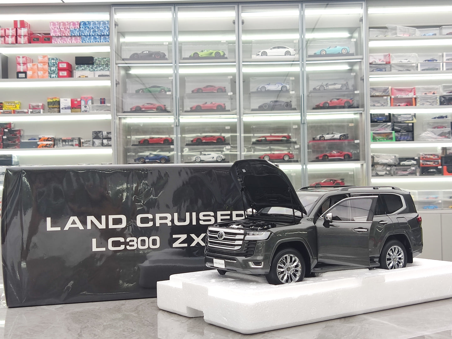 LCD 1/18 Toyota Land Cruiser LC300 ZX Griza Diecast-Modelaŭto LCD111