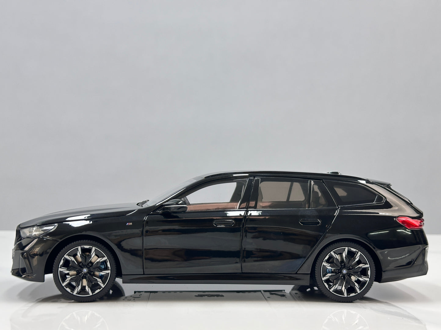 MINICHAMPS 1/18 BMW i5 M60 Touring 2024 Metallic Black 110023602