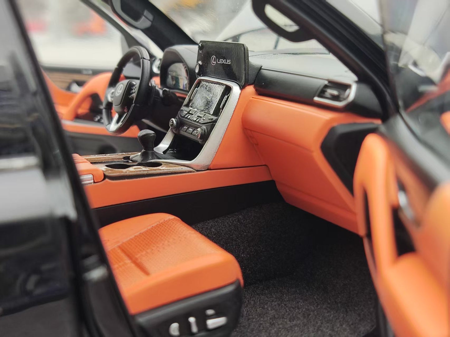 LCD 1/18 Lexus LX600 Black LCD124