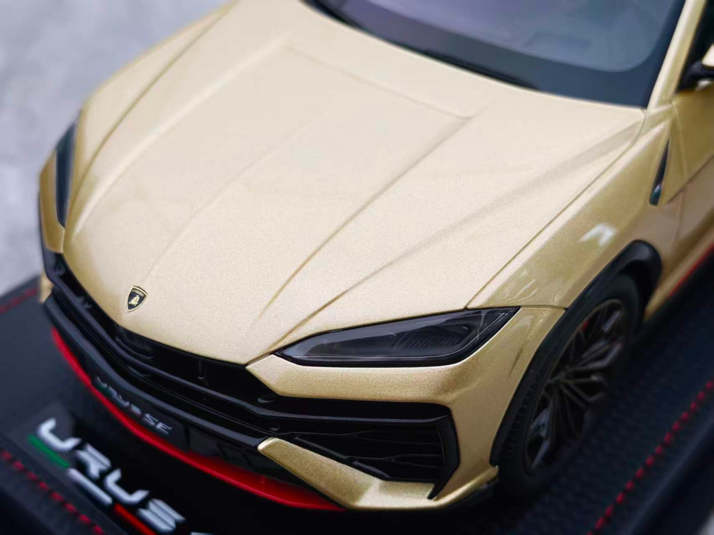 MR 1/18 Lamborghini Urus SE Champagne Gold LAMBO061C