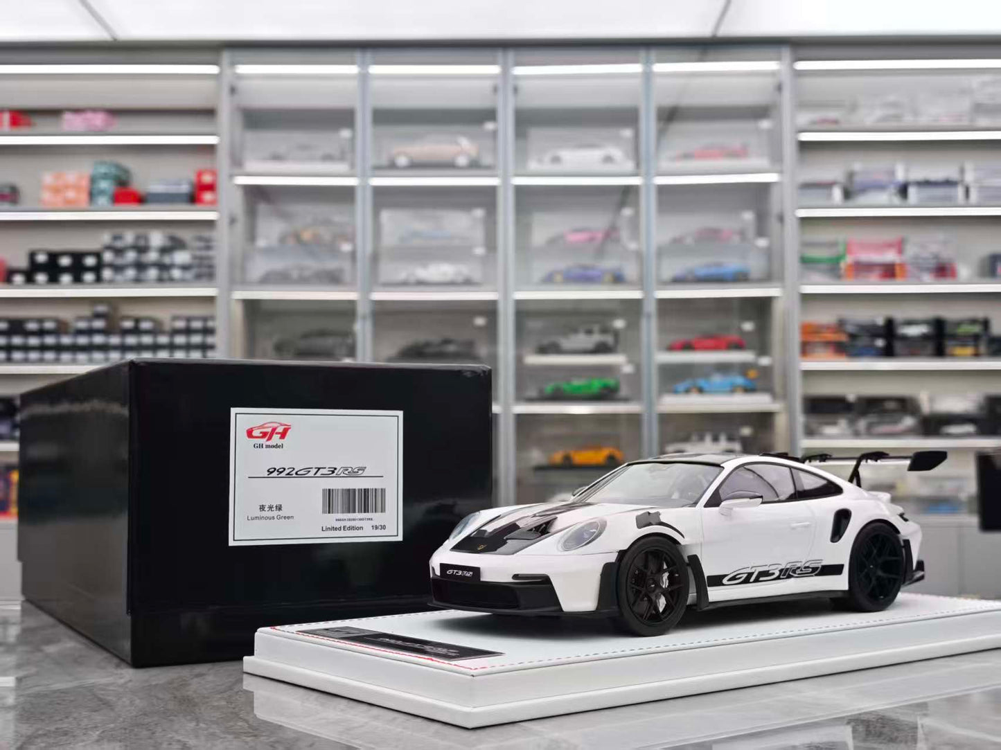 GH MODEL 1/18 Porsche 992 GT3RS Glowing Green GH013