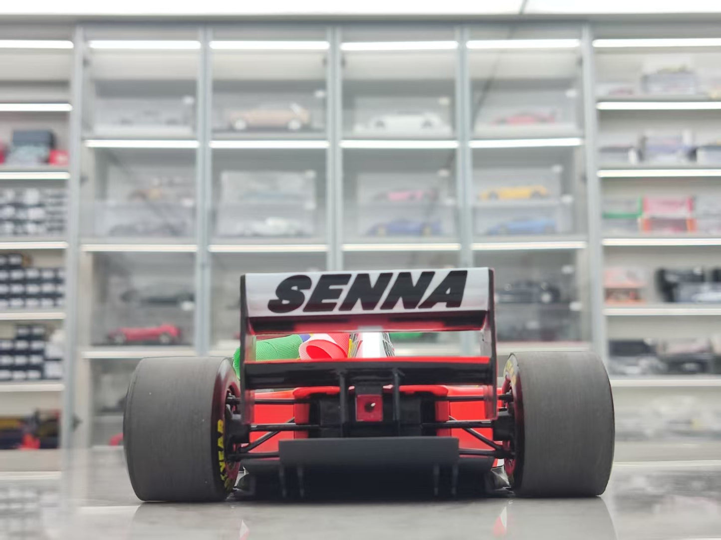 MINICHAMPS 1/18 McLaren FORD MP4/8 - SEBASTIAN VETTEL - Includes figure and flag, red and white livery 530931805