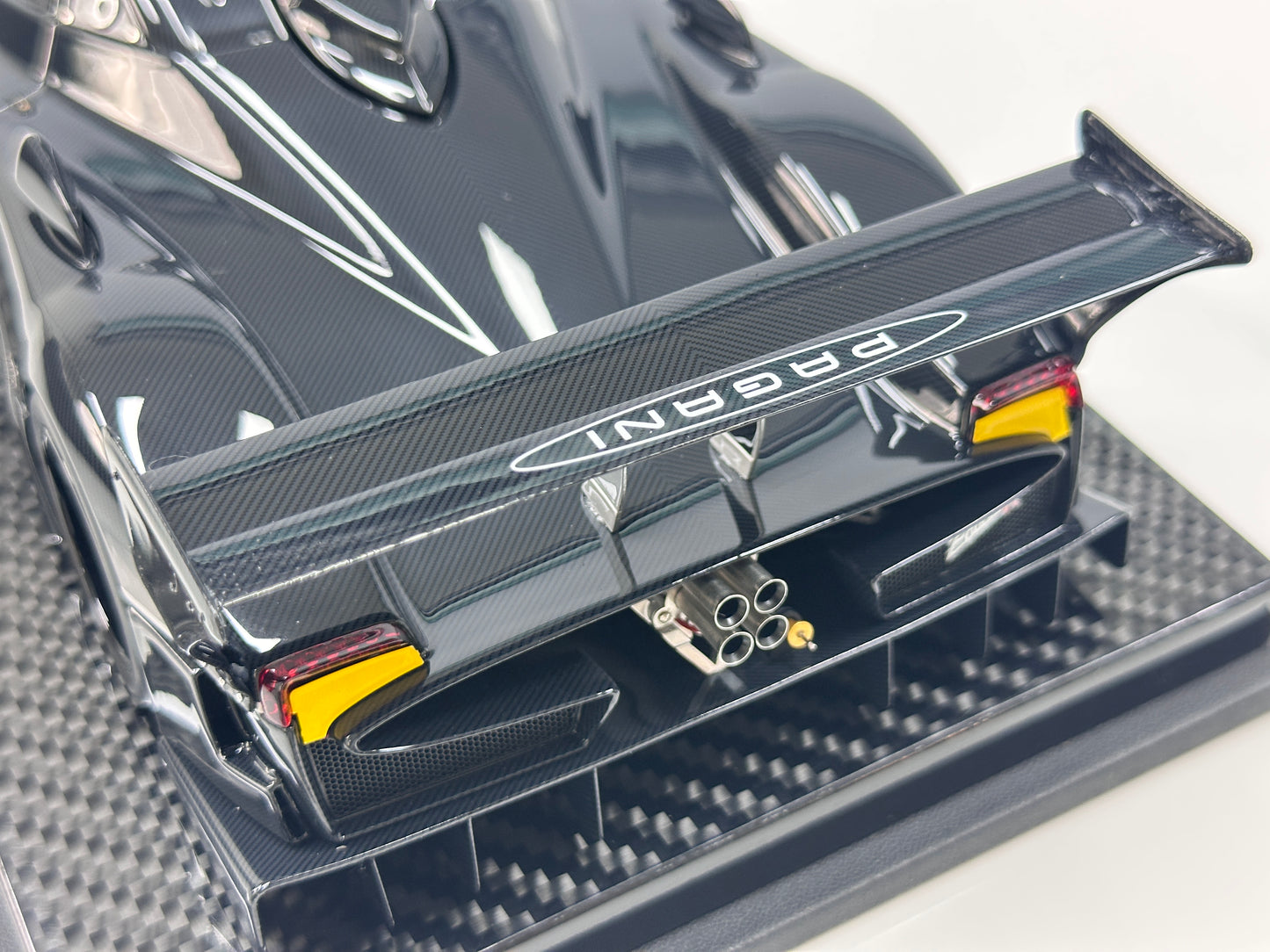 KASH MODEL 1/18 Pagani Zonda R Gloss Carbon Black KPZR002