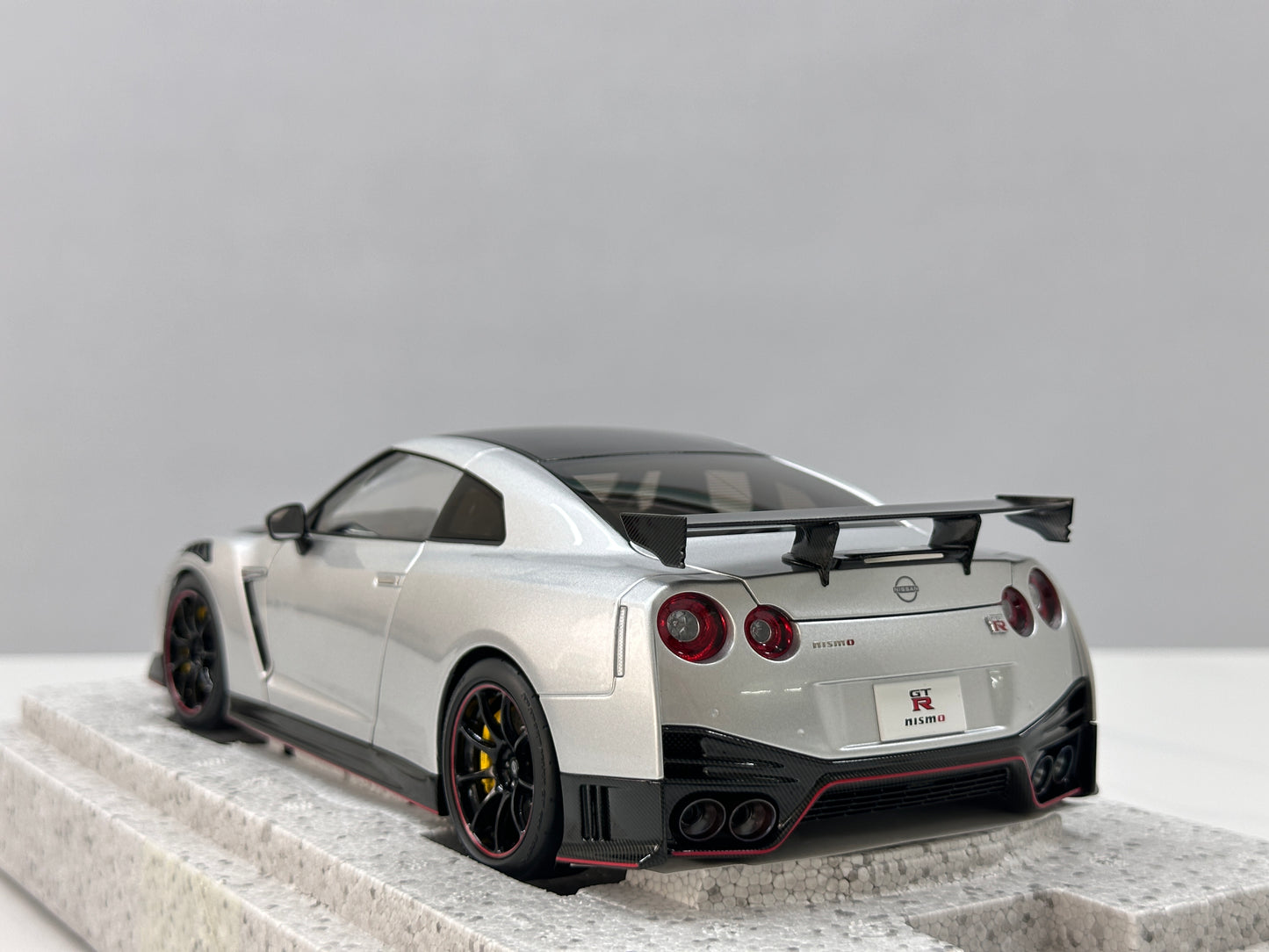 MOTORHELIX 1/18 Nissan GT-R NISMO (R35) Special Edition 2022 Ultimate Metallic Silver MH368