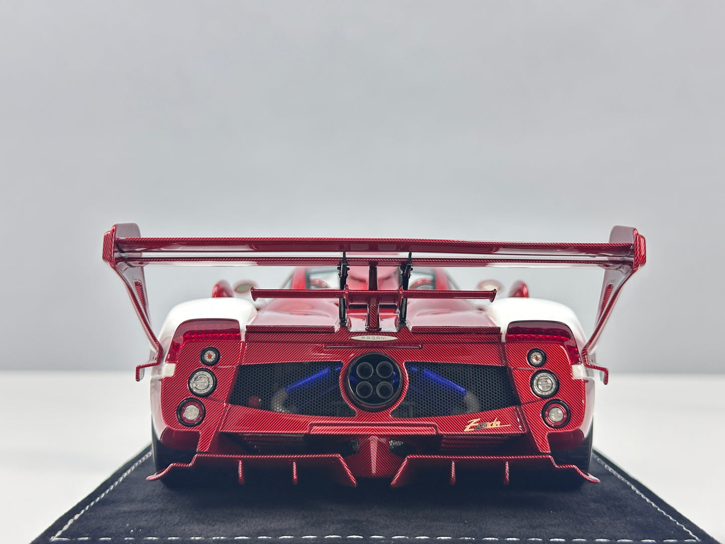 HH Model 1/18 Pagani Zonda (Red & White Carbon Fiber) HH676
