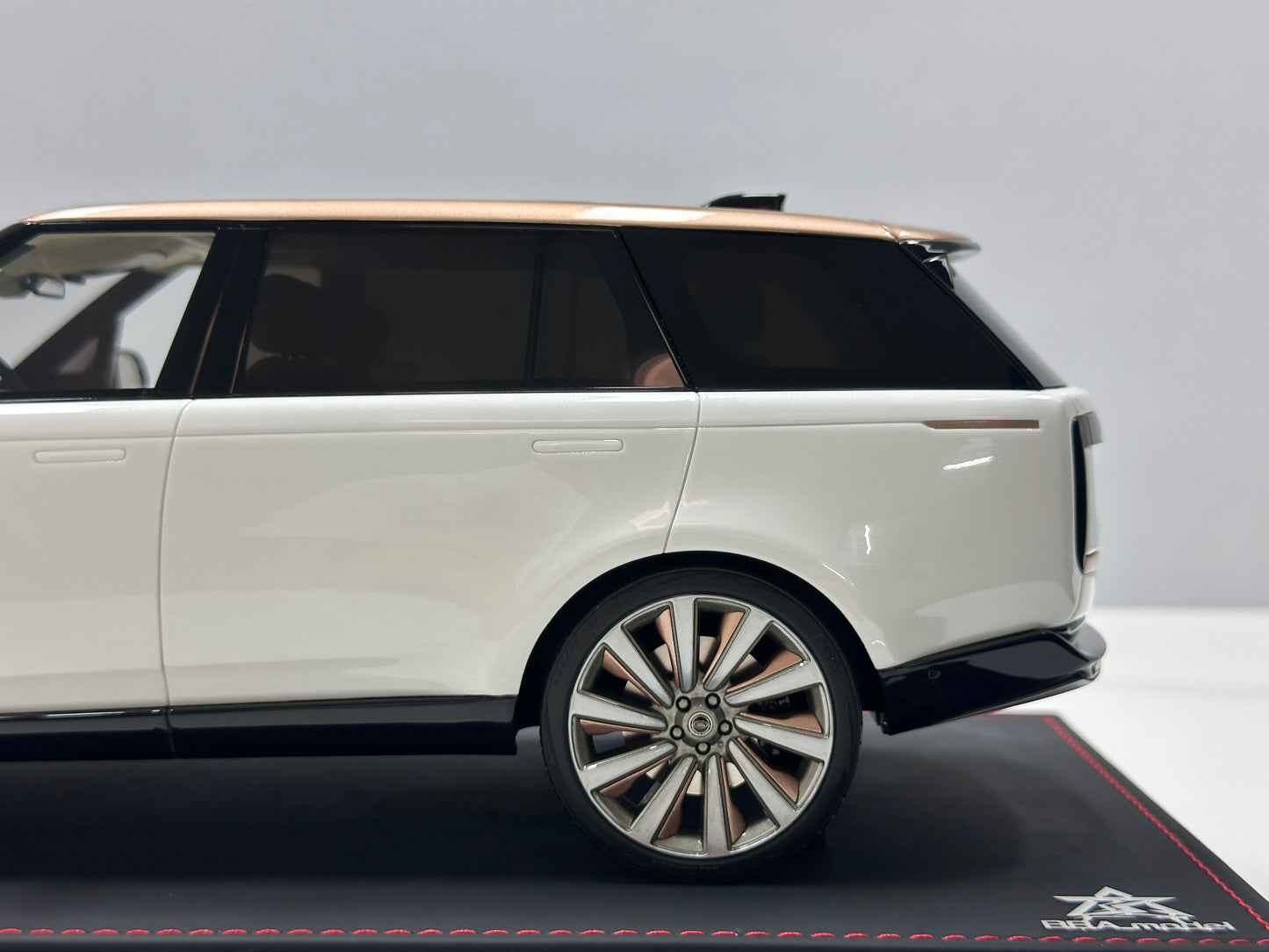 BBA MODEL 1:18 Land Rover Range Rover Autobiography — Pearl White with Platinum Roof (BBA065)