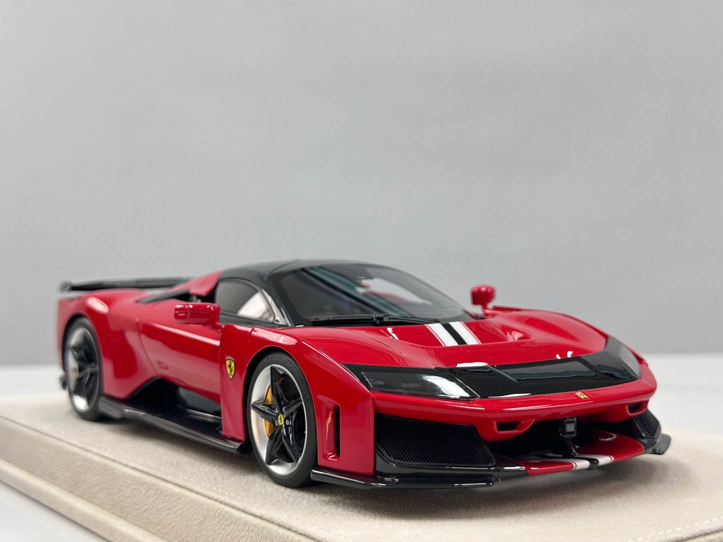 HERMES COLLECTION 1/18 Ferrari F80 (Red Pista Stripe) HC018
