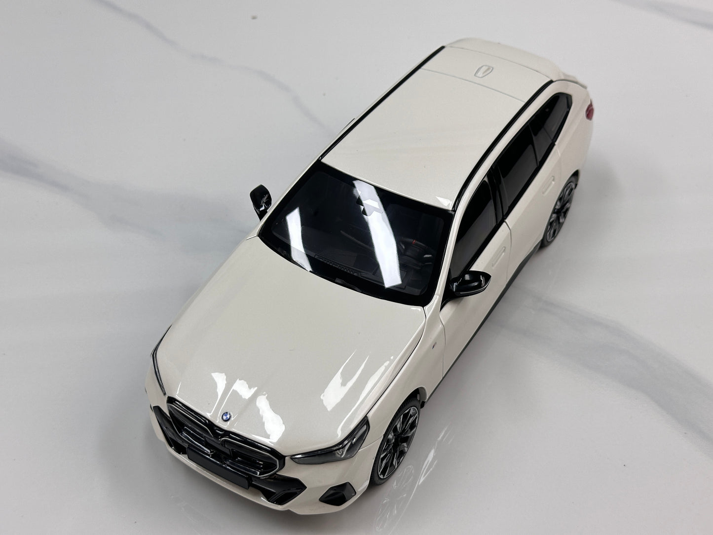 MINICHAMPS 1/18 BMW i5 M60 Touring 2024 Metallic White 110023601