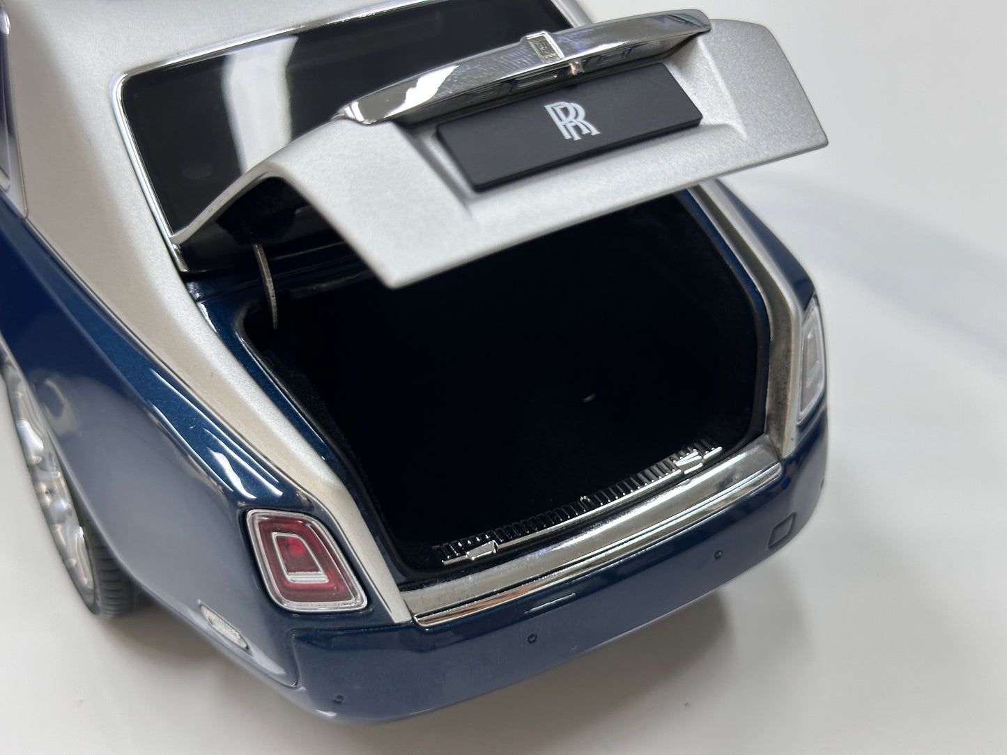 ZP 1/18 Rolls-Royce Phantom VIII – Silver / Pikes Peak Blue (ZP122)