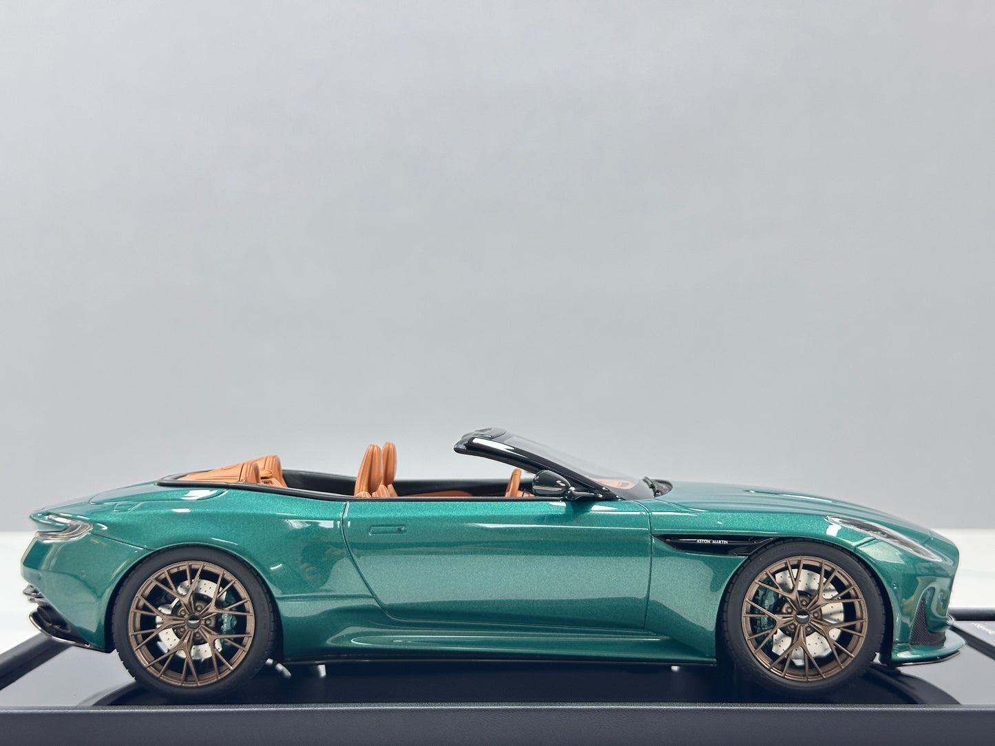 Xiaoguang Model & MotorHelix 1/18 Aston Martin DB12 Volante Convertible – Green (MH385)
