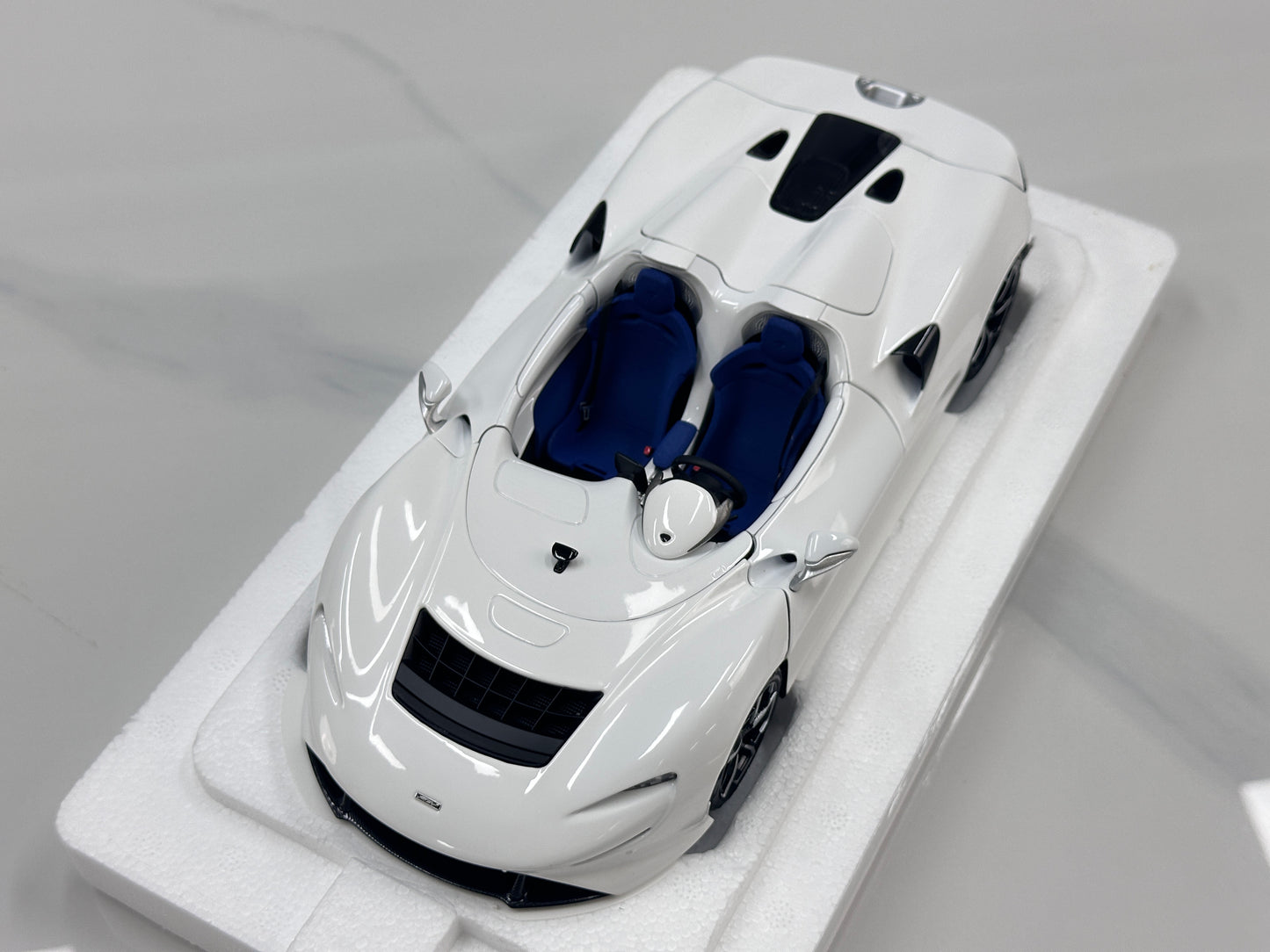 LCD 1/18 McLaren Elva Die-cast Model – Pearl White with Blue Interior (LCD18015-WH)