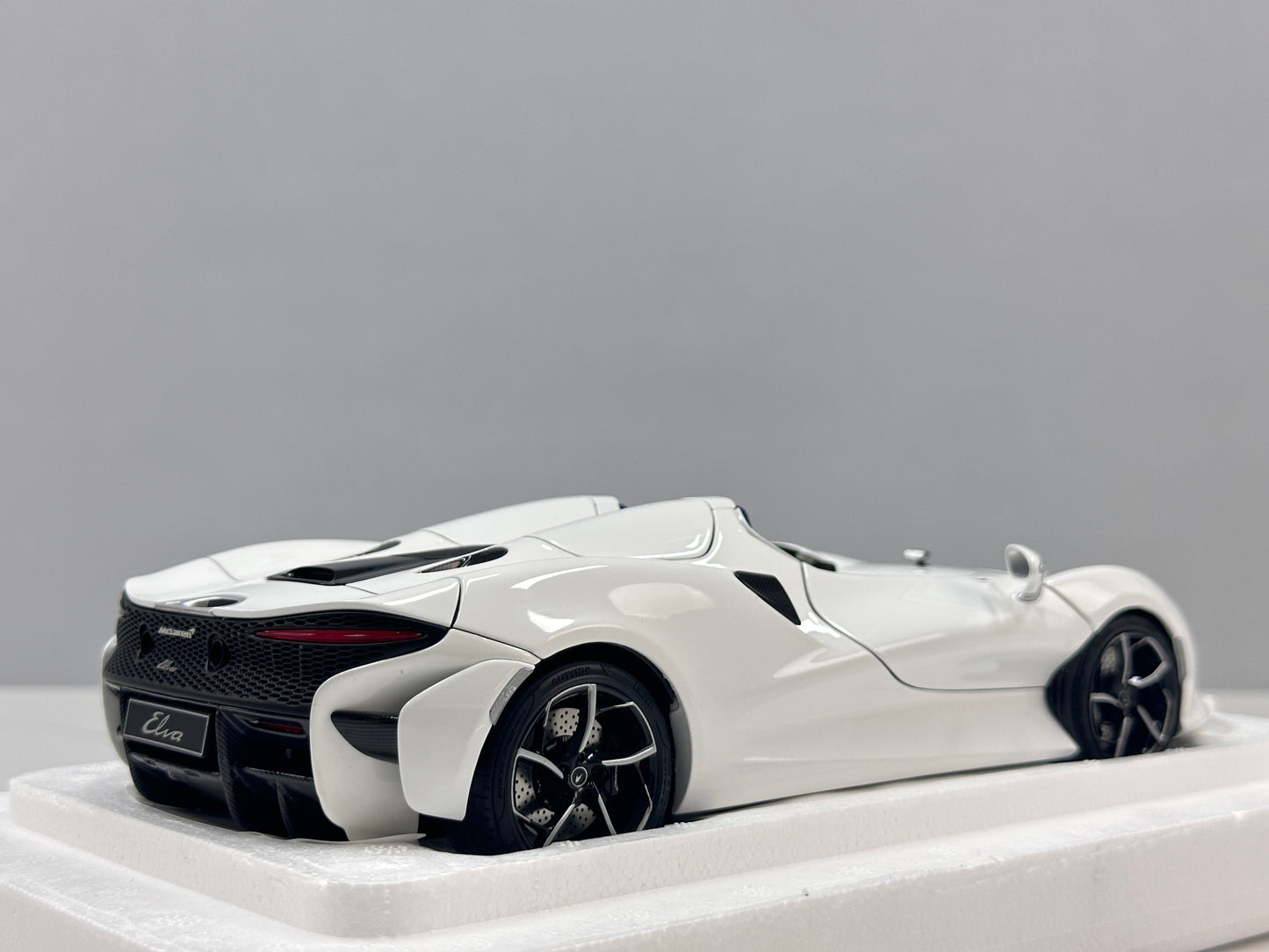 LCD 1/18 McLaren Elva Die-cast Model – Pearl White with Blue Interior (LCD18015-WH)