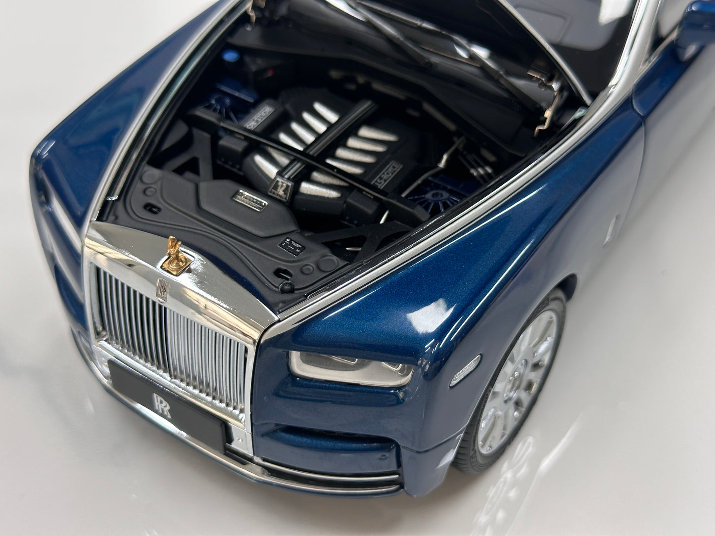 ZP 1/18 Rolls-Royce Phantom VIII – Silver / Pikes Peak Blue (ZP122)
