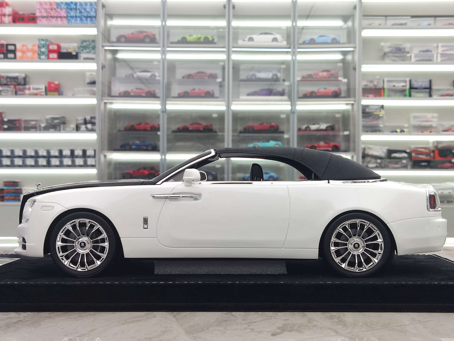 HH Model 1/18 Rolls-Royce Dawn (Pearl White/Diamond Black) HH422