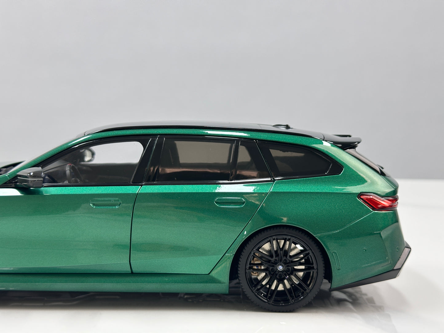 MINICHAMPS 1/18 BMW M5 Touring (2024) – Metallic Green (110023902)