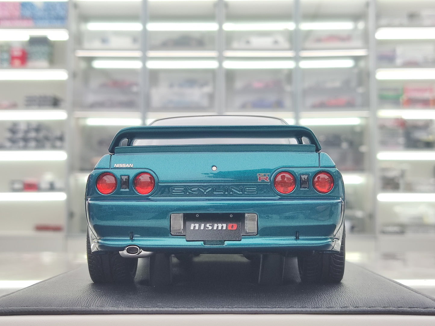 MOTORHELIX 1/18 Nissan Skyline GT-R (R32) Customized Version Midnight Green MH324