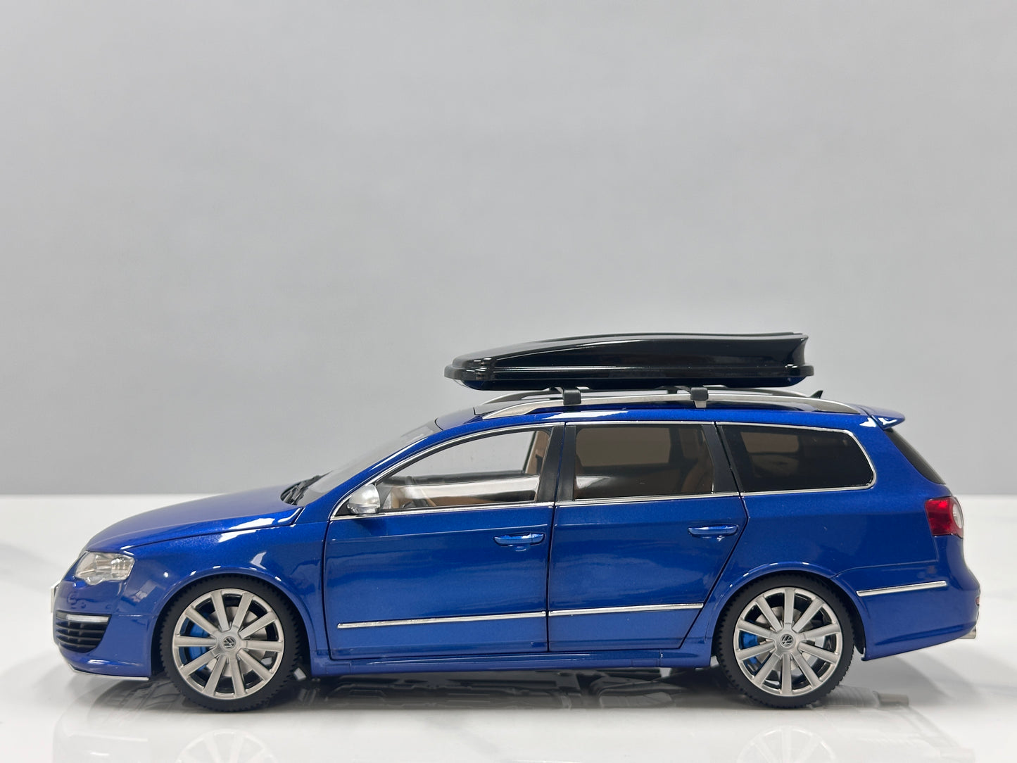 NZG 1/18 Volkswagen Passat R36 wagon Biscay Blue NZG014
