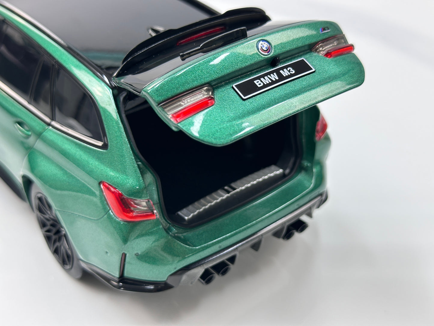 TSM MODEL 1/18 BMW M3 Touring (Isle of Man Green) TSM181030
