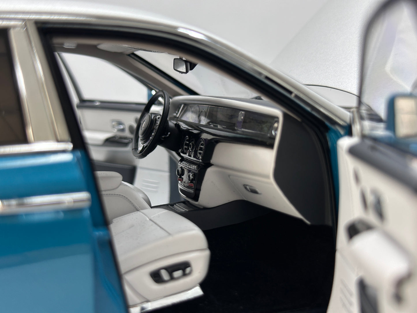 ZP 1/18 Rolls-Royce Phantom VIII – Silver/Turquoise Blue (ZP120)
