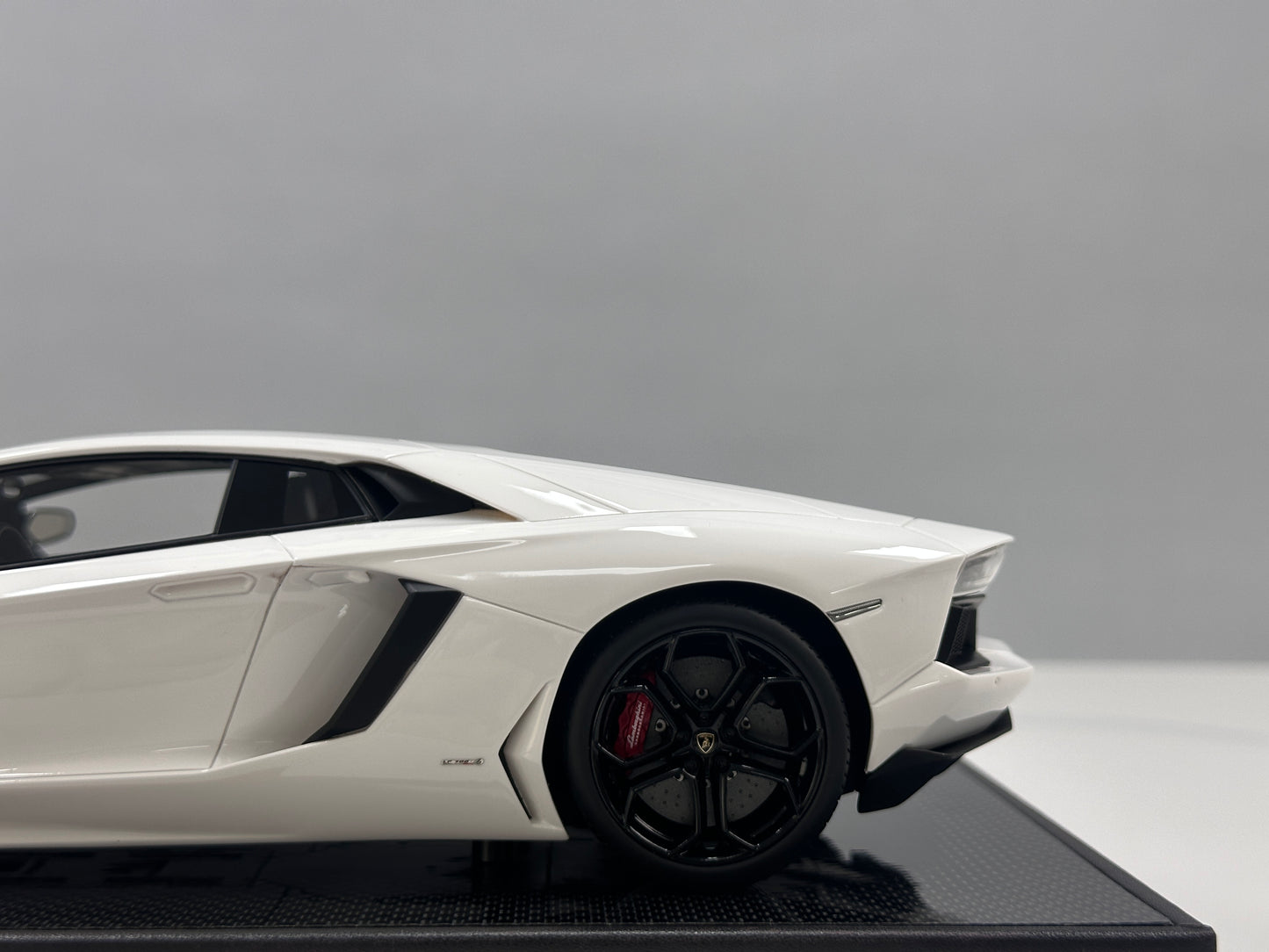 VMB 1/18 Lamborghini Aventador LP700-4 White VMB065