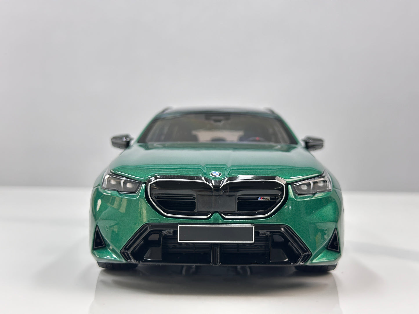 MINICHAMPS 1/18 BMW M5 Touring (2024) – Metallic Green (110023902)