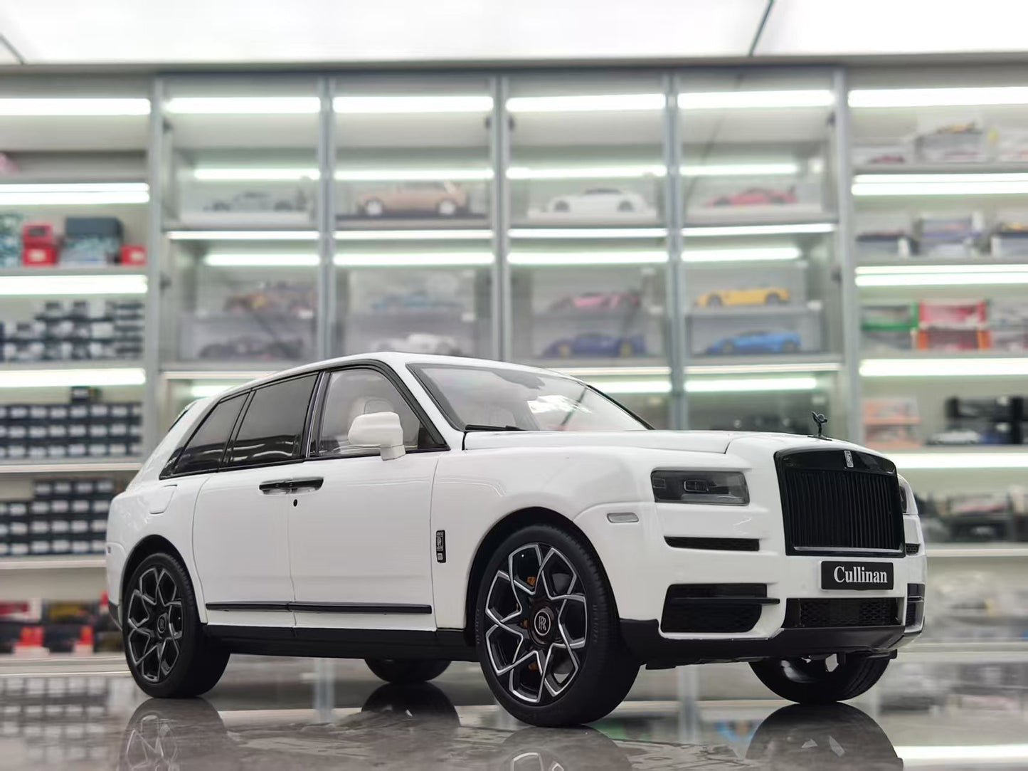 ZP 1/18 Rolls-Royce Cullinan BB Fishing Seat Edition, Leather Suitcase Version, Metallic White ZP112