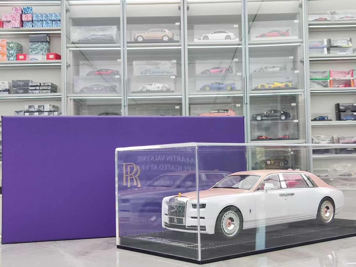 HH Model 1/18 Rolls-Royce Phantom Series II Blush Pink/White HH538