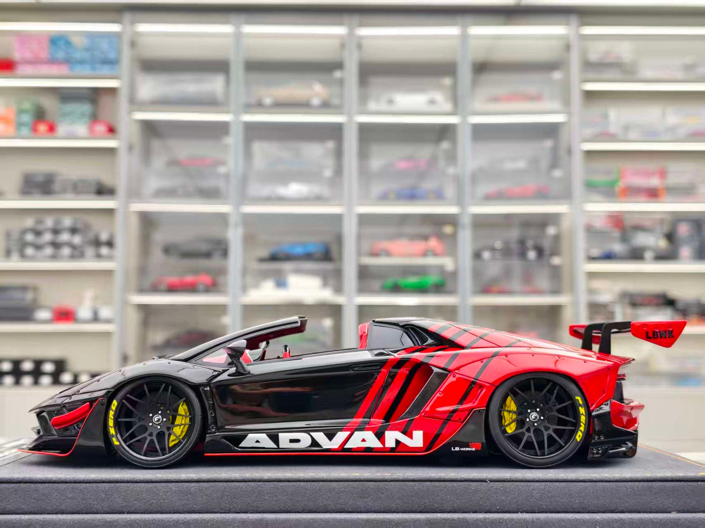 ARES MODEL 1/18 Lamborghini Aventad 2.0 ROADSTER Black/Red ARES013