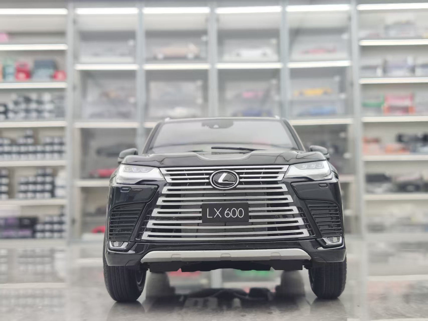 LCD 1/18 Lexus LX600 Black LCD124
