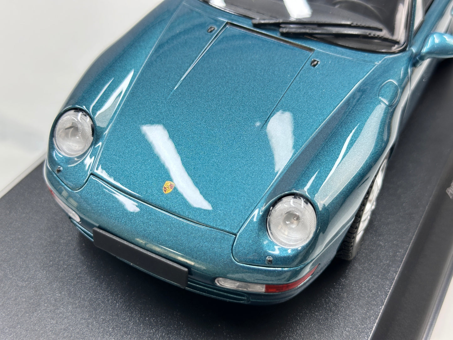 MINICHAMPS 1/18 Porsche 911 (993) Cabriolet – Metallic Green (155061132)
