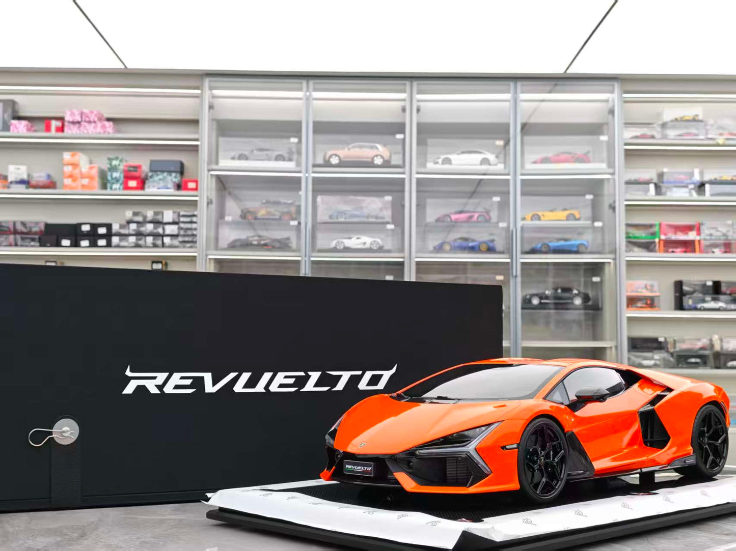 Amalgam 1/8 Lamborghini Revuelto Orange M6299-SC1