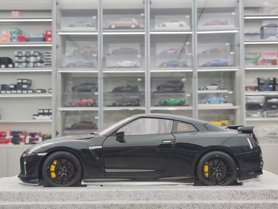 MOTORHELIX 1/18 Nissan GT-R (R35) Dark Green MH357