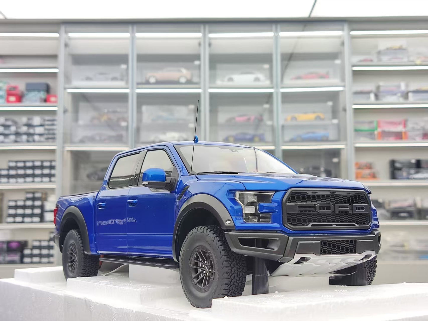 AUTO Art 1/18 Ford F-150 RAPTOR SUPERCREW 2019 Blue 72949