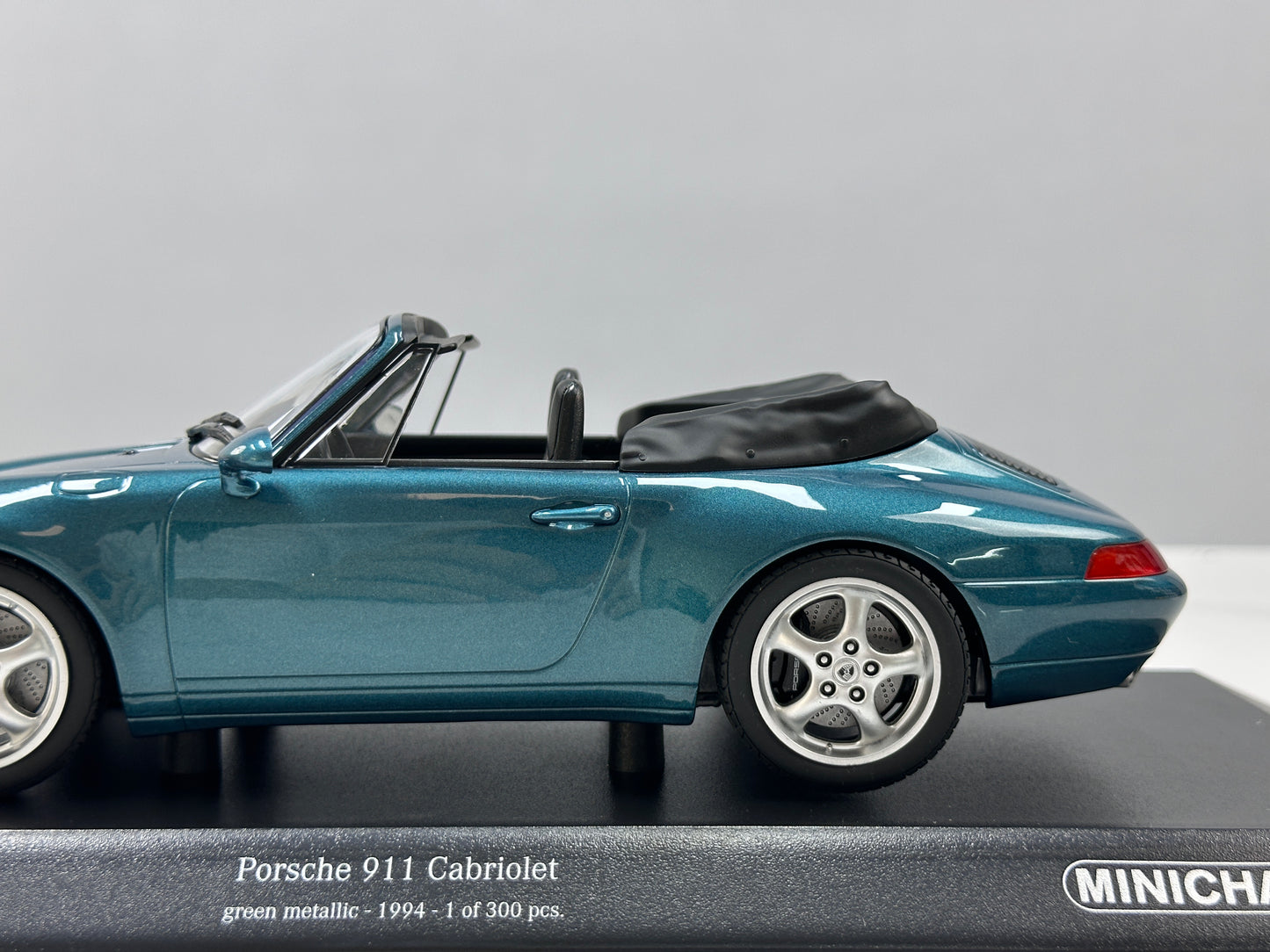 MINICHAMPS 1/18 Porsche 911 (993) Cabriolet – Metallic Green (155061132)
