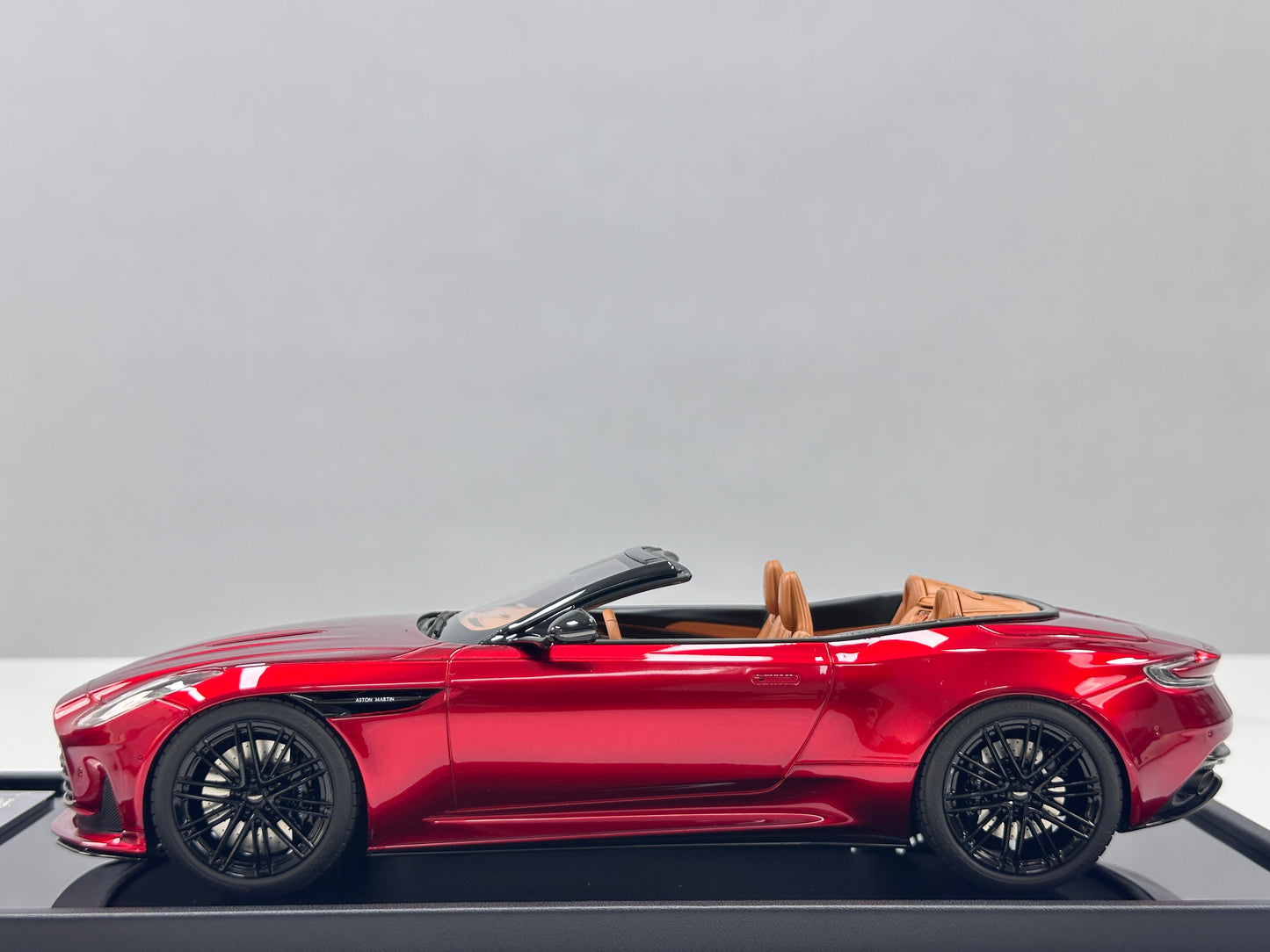 Xiaoguang Model & MotorHelix 1/18 Aston Martin DB12 Volante Convertible – Volcano Red Metallic (MH388)