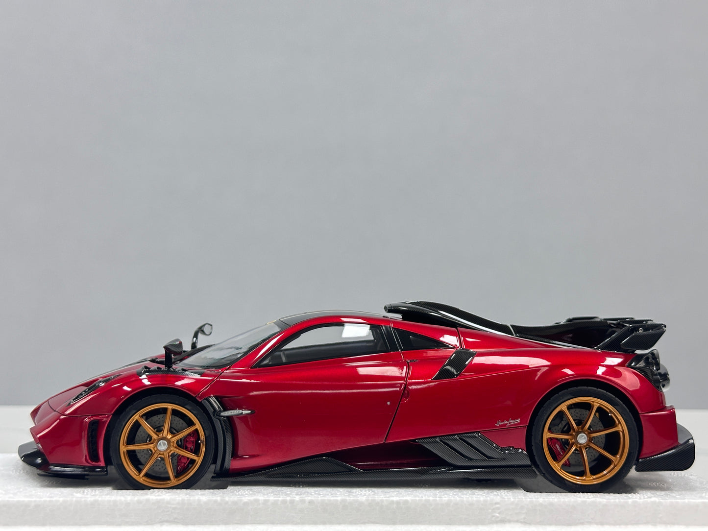 LCD 1/18 Pagani Imola Red LCD18023-RE
