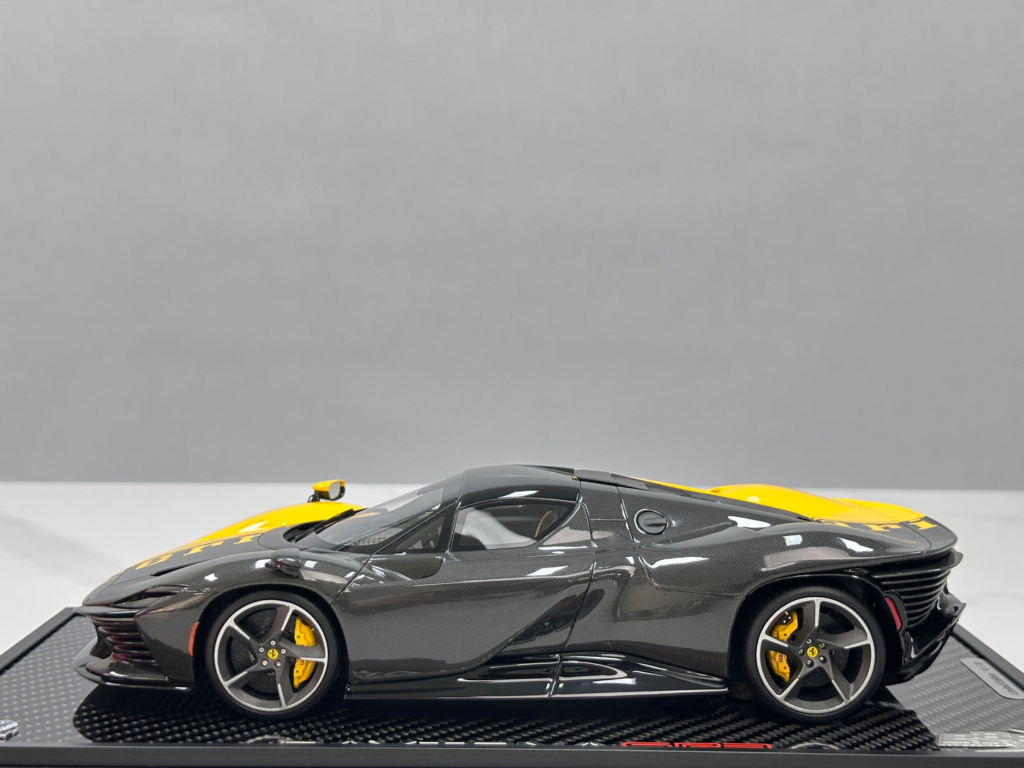 BBR 1:18 Ferrari Daytona SP3 (Red Box Edition) – Modena Yellow + Black Carbon Fiber (P18224TMOCH)