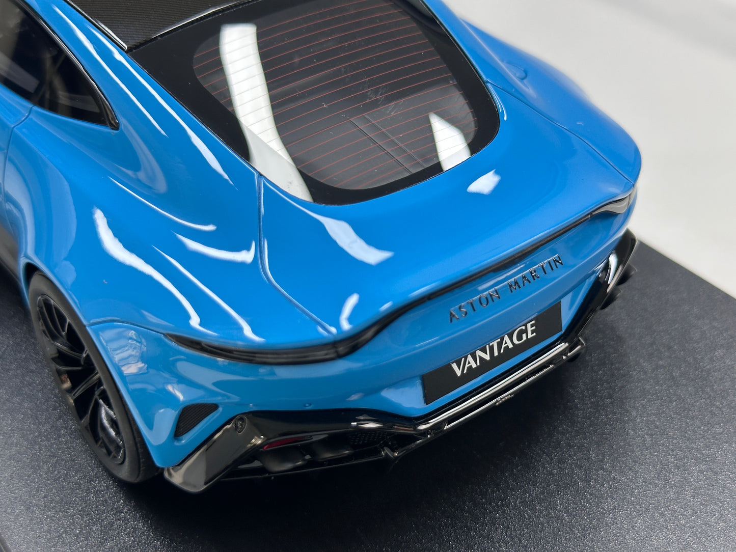 GT Spirit 1/18 Aston Martin Vantage Elwood Blue GT1008