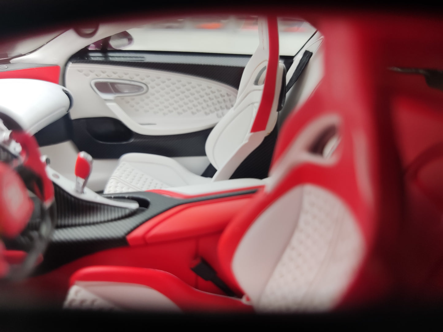 HH Model 1/18 Bugatti Divo, Red All Carbon Fiber HH515