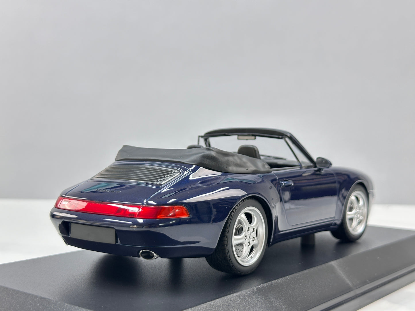 MINICHAMPS 1/18 Porsche 911 (993) Cabriolet Metallic Blue (155061130)