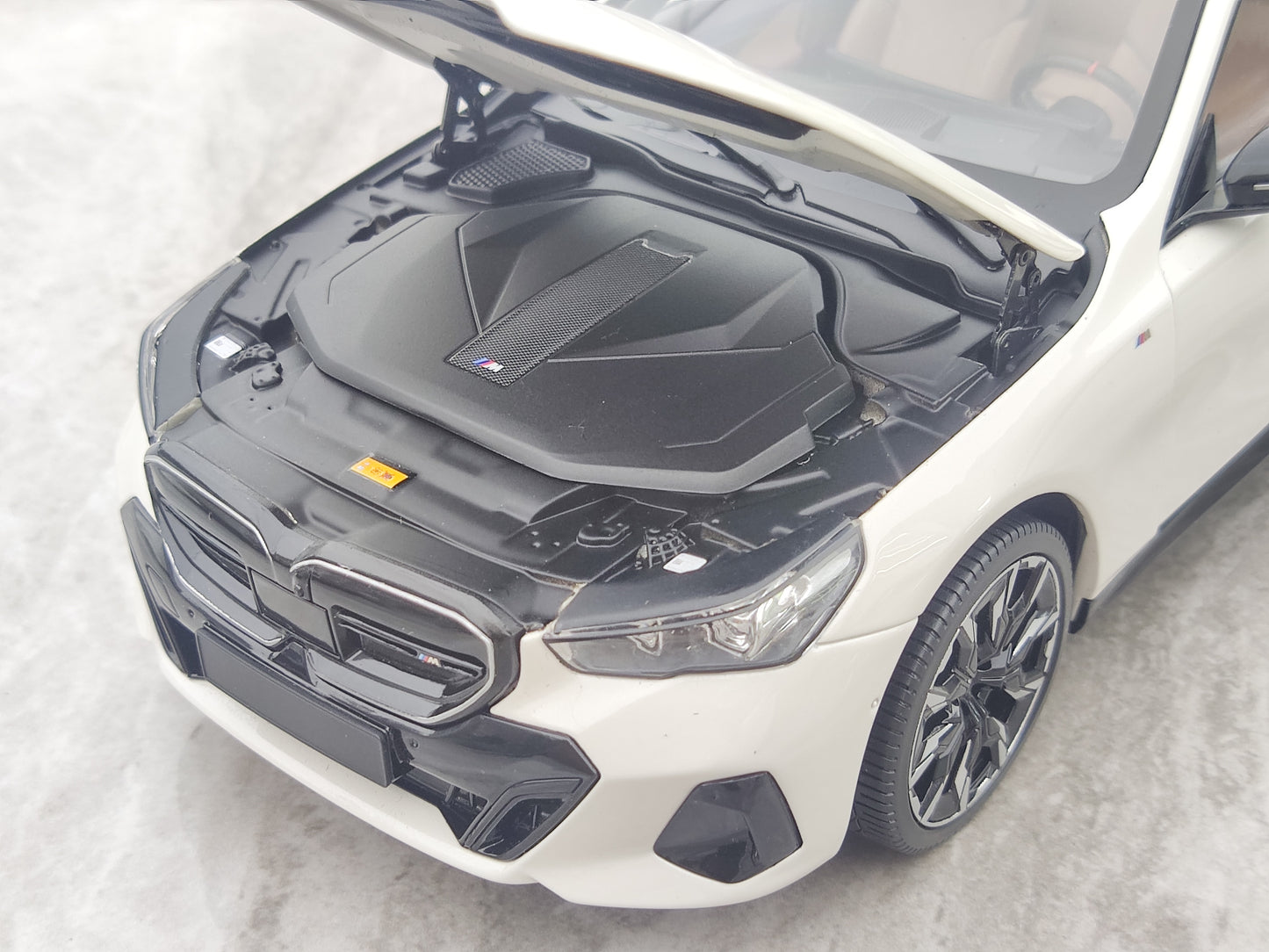 MINICHAMPS 1/18 BMW i5 Metallic White New Energy Vehicle Model 110023402