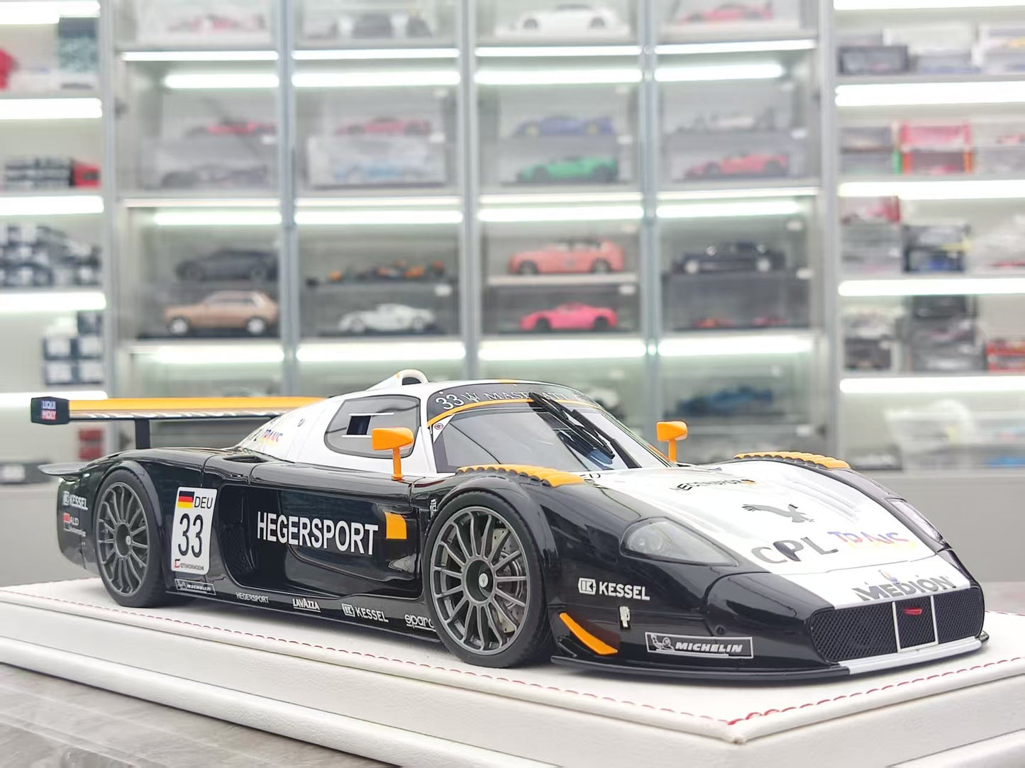 GL 1/18 Maserati MC12 Track Edition Black + White JS-GL019