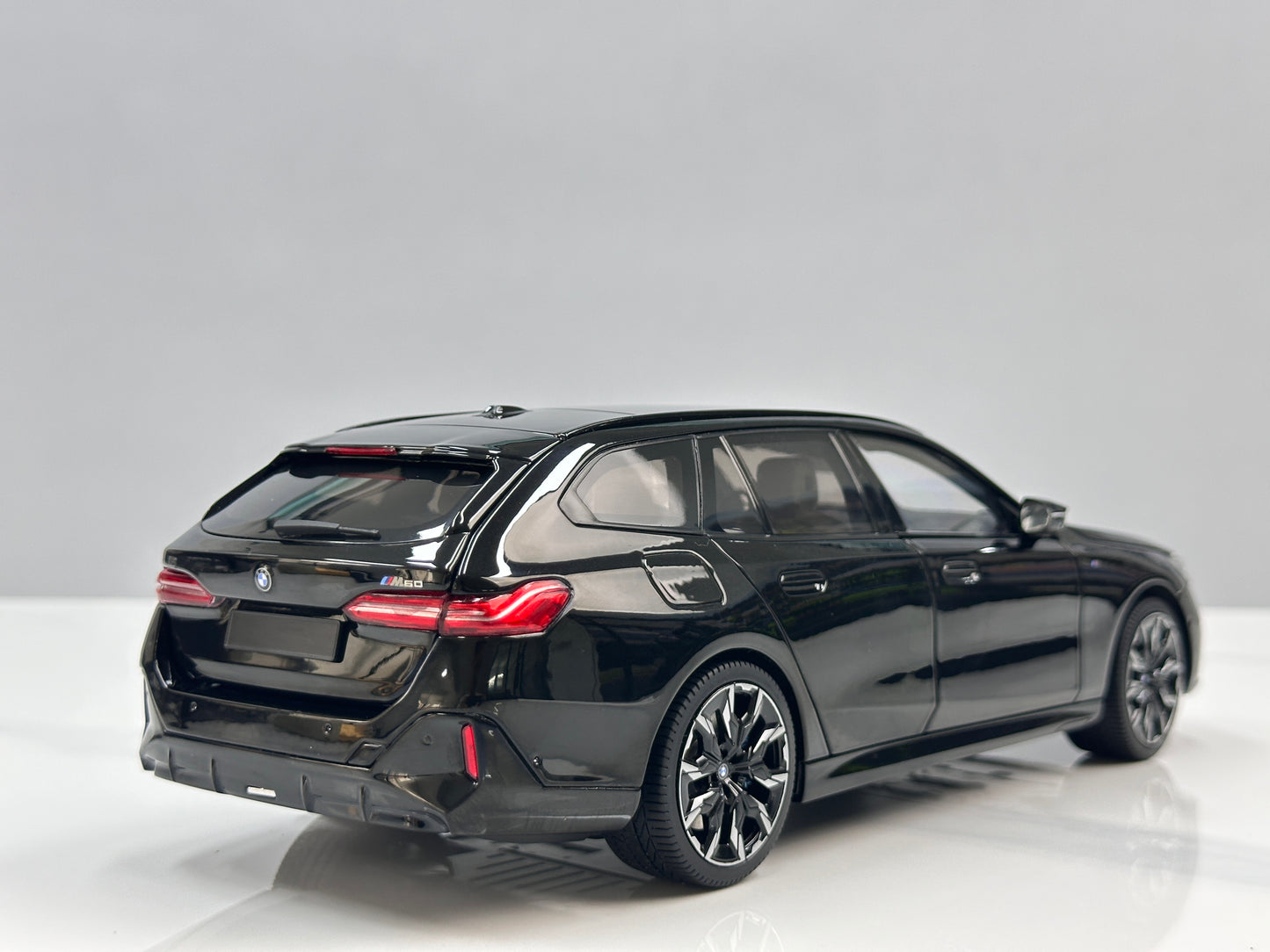 MINICHAMPS 1/18 BMW i5 M60 Touring 2024 Metallic Black 110023602