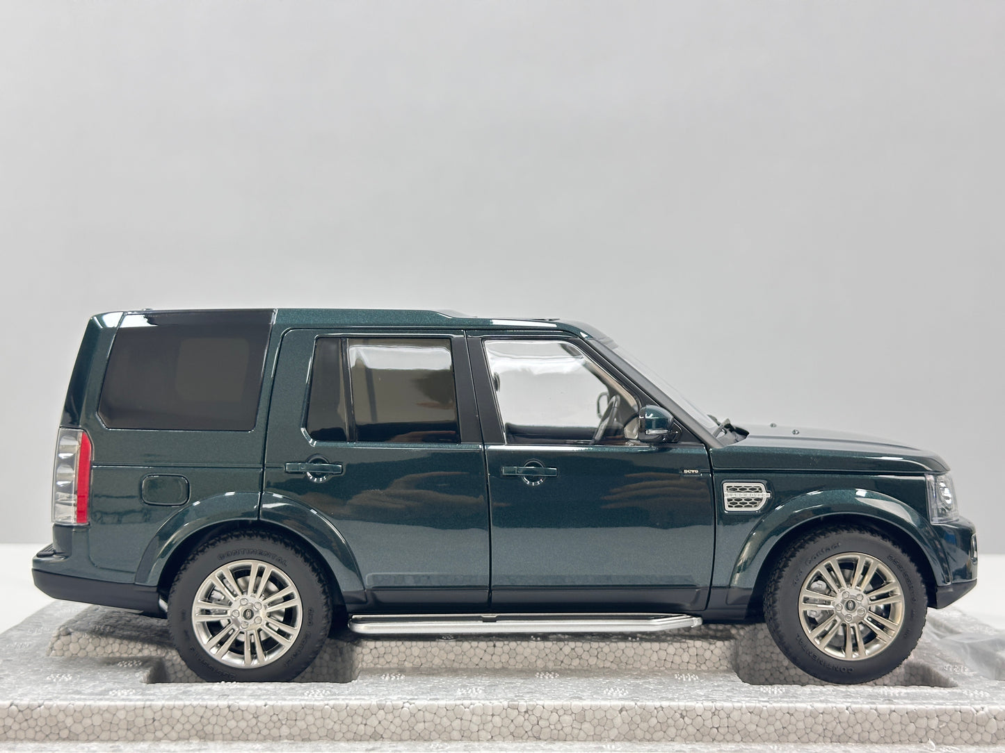 WHELART 1/18 Land Rover Discovery 4 – British Green (WH016)