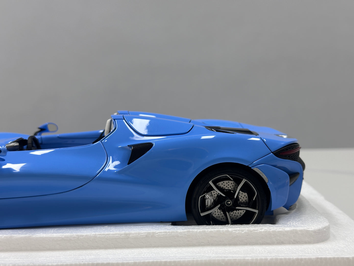 LCD 1/18 McLaren Elva Diecast Model – Sky Blue (LCD18015-BU)