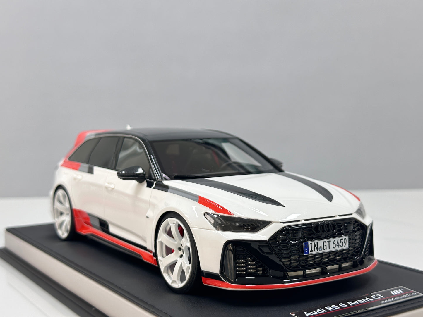 MOTORHELIX 1/18 Audi RS6 Avant GT Acona White MH366