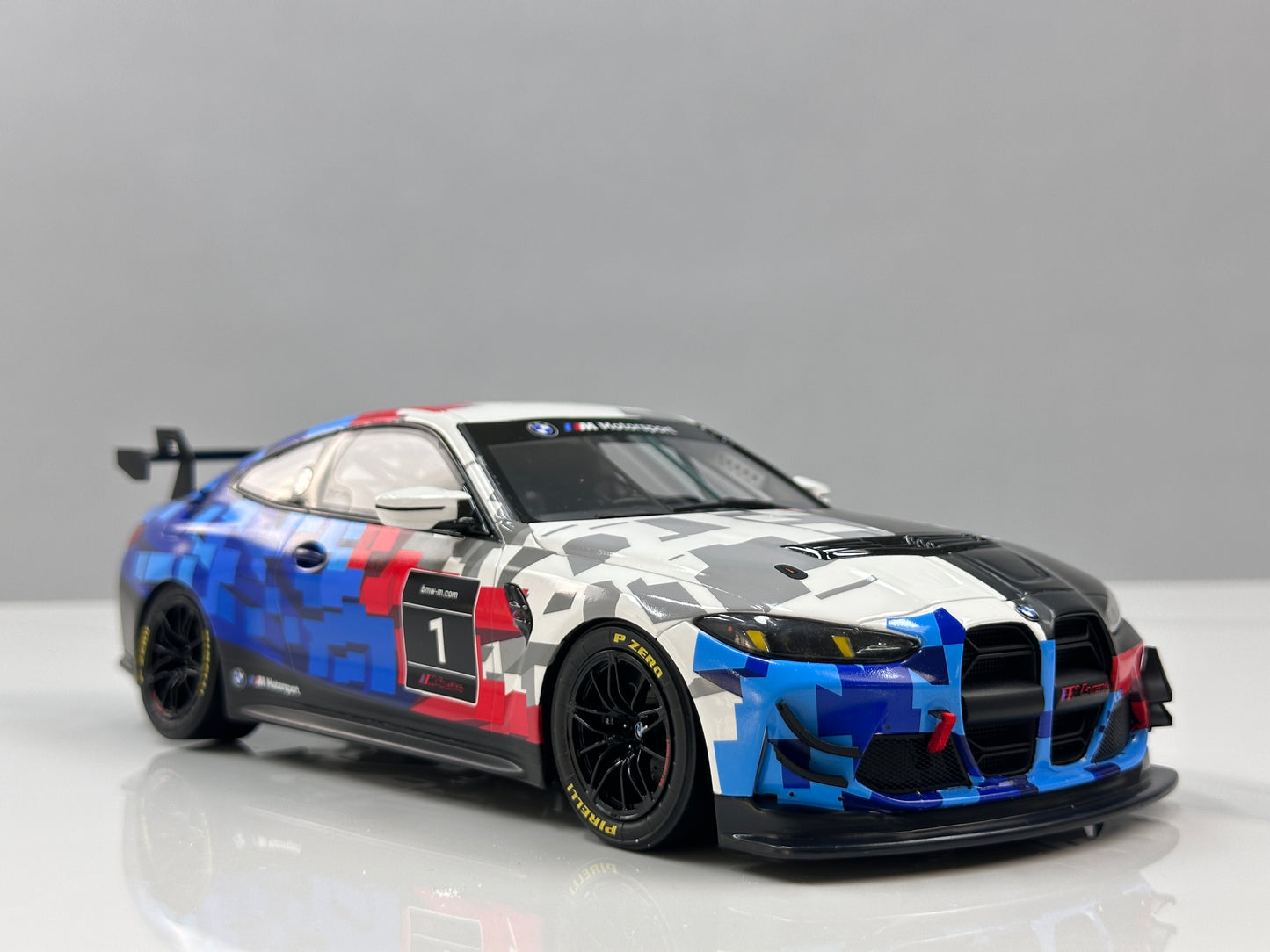 OTTO 1/18 BMW M4 GT4 White/Blue/Black OT1125