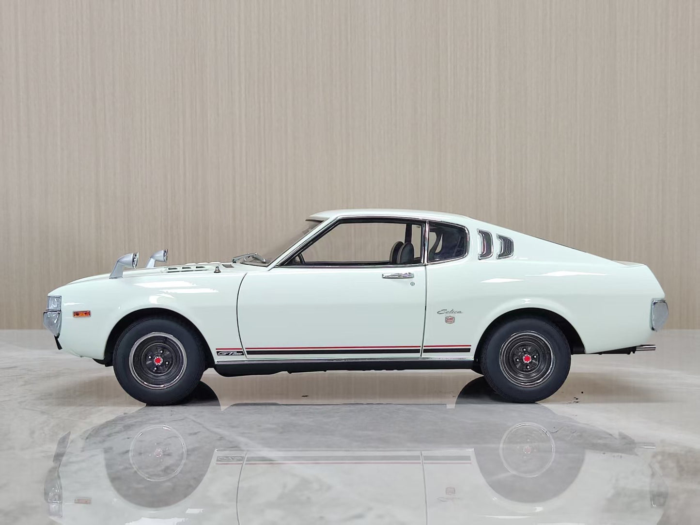 AUTOart 1:18 Toyota Celica 2000GT RA25 White 78766